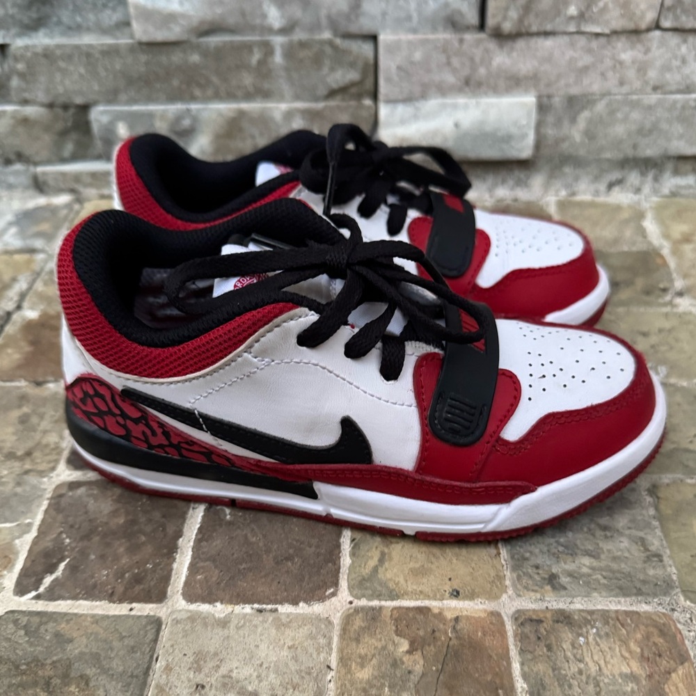 Kids Red and WhiteNike air jordans - Picture 3 of 7